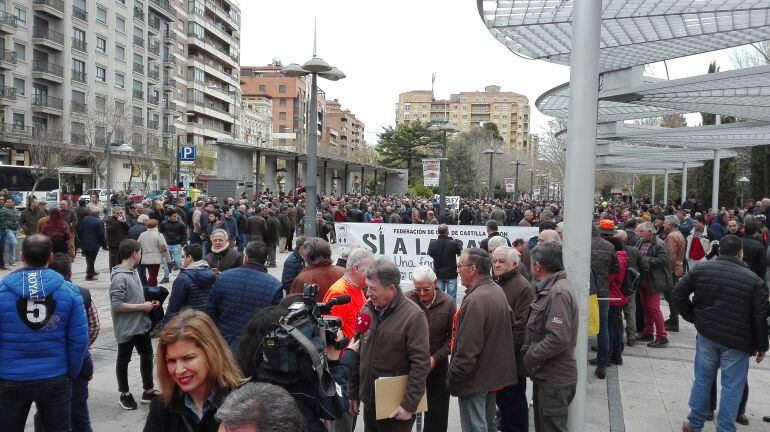 Concentarción en favor de la caza en la Plaza de la Marina Española