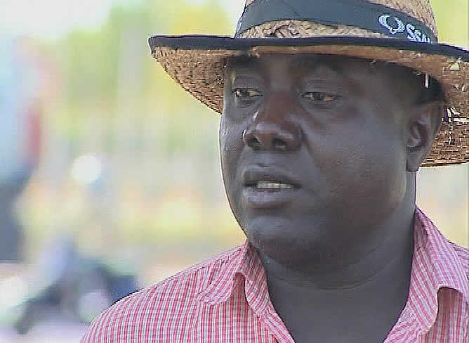 El dueño le da 50 euros como gratificación por devolverle la cartera