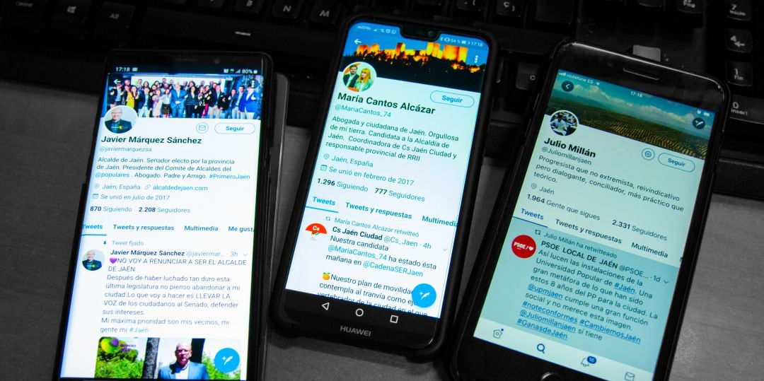 Móviles en los que se ve el perfil de Twitter de Javier Márquez (PP), María Cantos (Cs) y Julio Millán (PSOE).