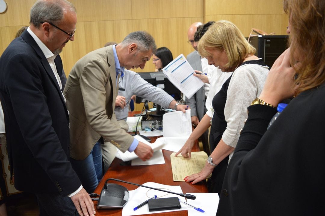 Un momento del recuento de votos en la junta electoral