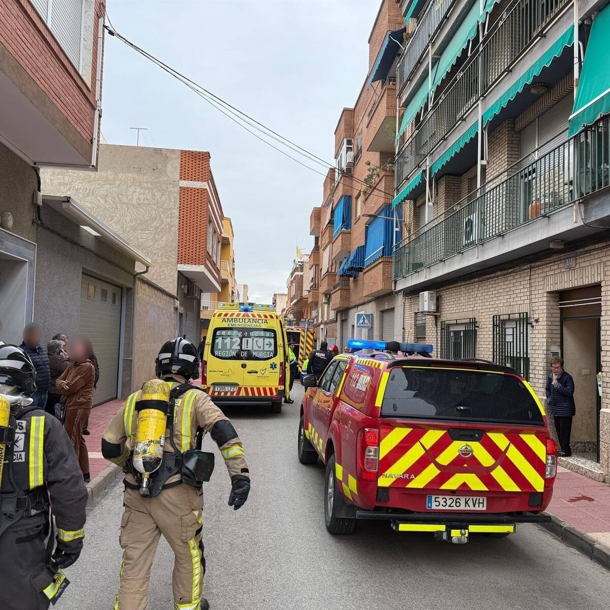 Un incendio calcina por completo un piso en Alcantarilla y provoca quemaduras en una mano a una mujer