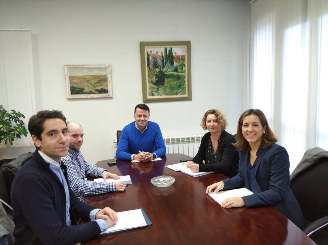 Reunión mantenida entre el Director Provincial de Educación y los concejales del Ayuntamiento de Segovia. 