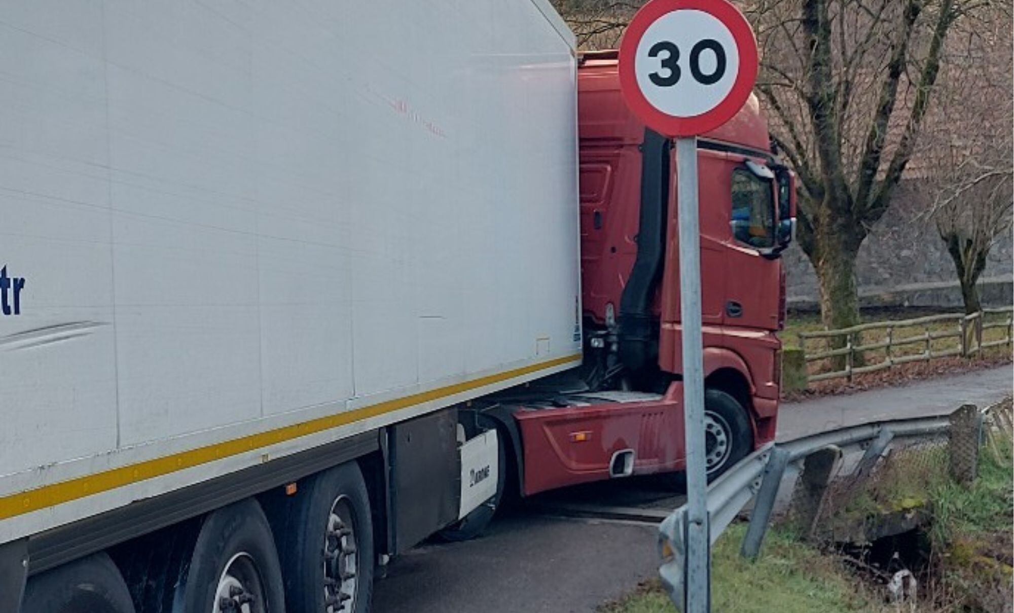 El pasado 9 de enero un camión quedó atascado bloqueando el acceso a Sabiñánigo Alto.