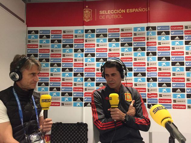Fernando Hierro, con Javier Herráez, durante la entrevista en El Larguero