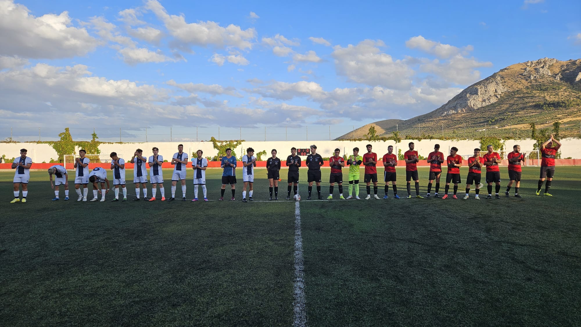 Saludo inicial entre los dos equipos