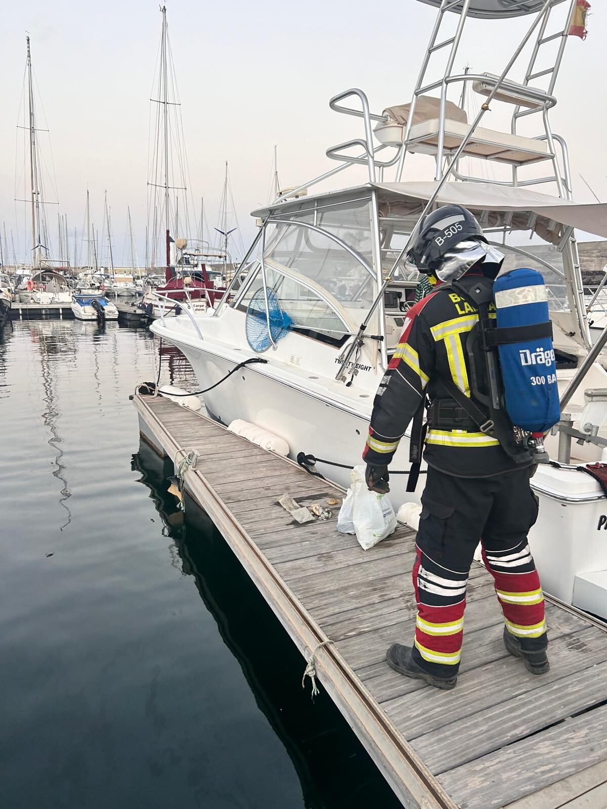 Bombero en uno de los pantalanes de Puerto Calero, en Lanzarote.