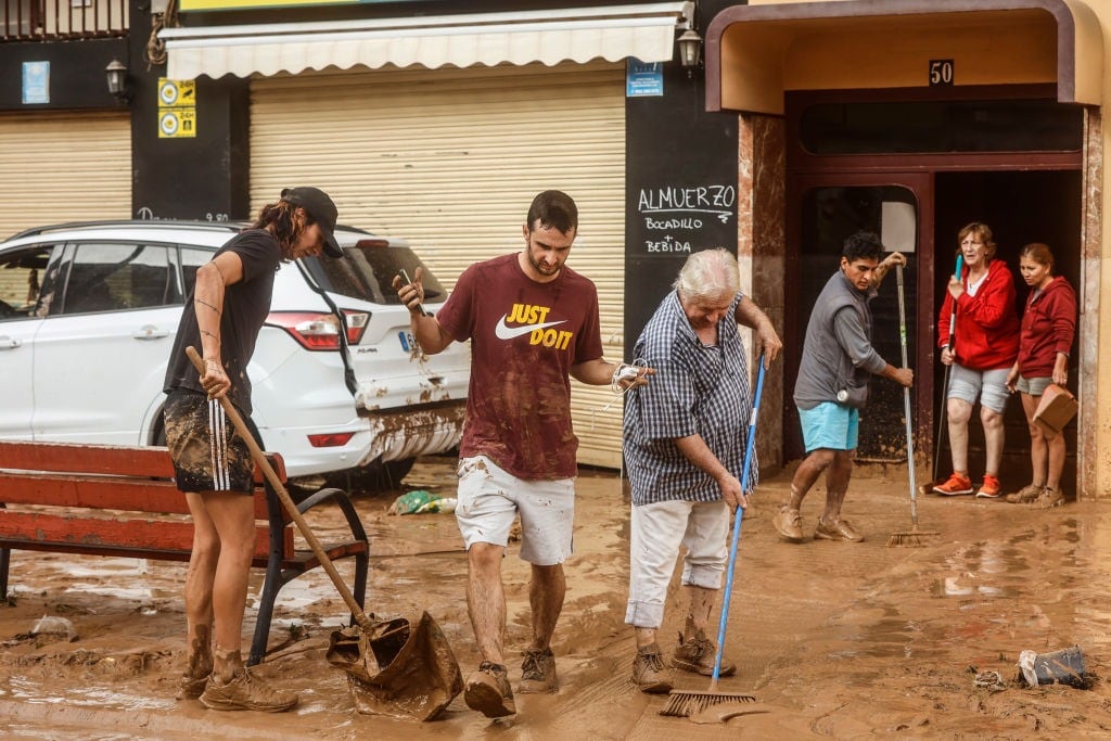 Vecinos de la Comunidad de Valencia colaborando después de la tormenta