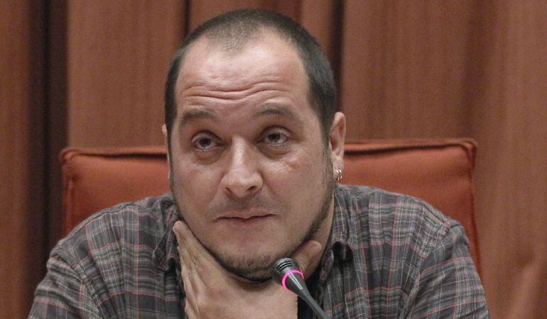 GRA285. BARCELONA, 03/11/2014.- El diputado de la CUP, David Fernández, que presidirá la Comisión de Investigación del Caso Pujol y del Fraude Fiscal, creada este mediodía en el Parlament,ha expresado la voluntad de "radiografiar" y "cartografiar" la corrupción en Cataluña. EFE/TONI GARRIGA