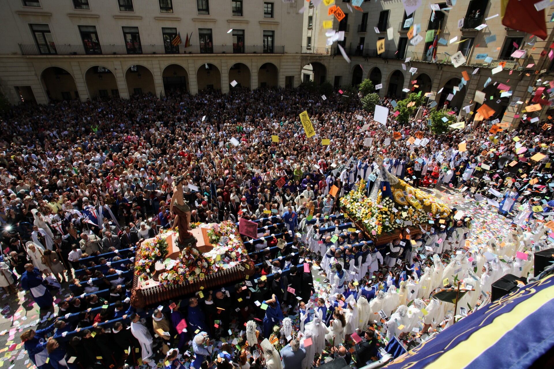 Lluvia de aleluyas desde la Plaza del Ayuntamiento de Alicante este Domingo de Resurrección