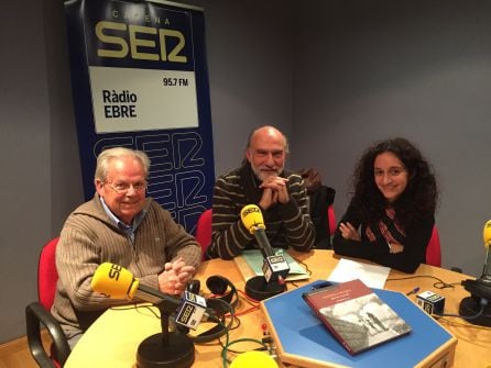 A l&#039;esquerra i al centre, Paco Boluña i Albert Curto durant l&#039;entrevista als estudis de Ràdio Ebre-Cadena SER.