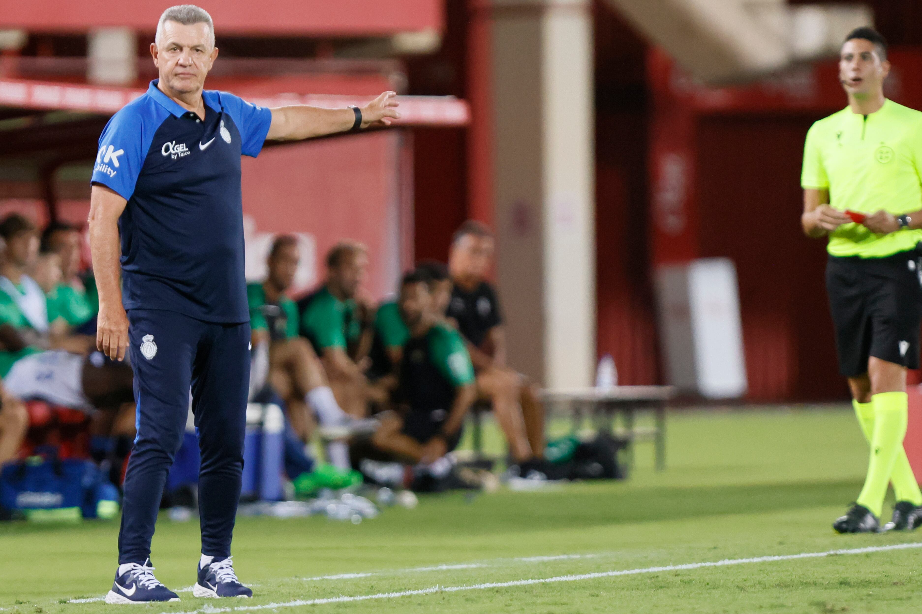 PALMA DE MALLORCA, 20/08/2022.- El entrenador del Mallorca, Javier Aguirre, durante el partido de Liga en Primera División ante el Mallorca disputado este sábado en el Visit Mallorca Estadi de Palma de Mallorca. EFE/Cati Cladera
