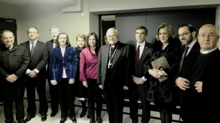 La pregonera María José Sánchez junto a los representantes de las instituciones.