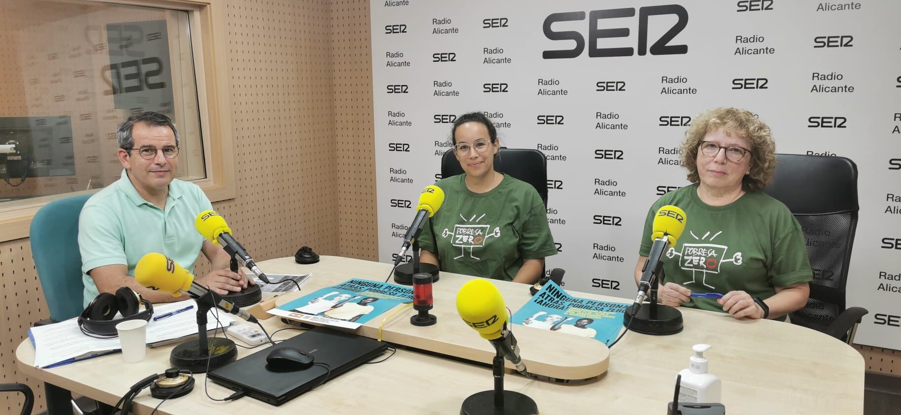 Paloma Jiménez y Mercedes García, portavoces de la Plataforma Pobreza Zero, en Hoy por Hoy Alicante