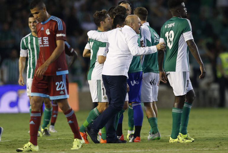 GRA473. SEVILLA, 12/09/2015.- El entrenador del Betis, Pepe Mel (c), celebra con sus jugadores la victoria sobre la Real Sociedad, a la finalización del encuentro correspondiente a la tercera jornada de primera división, que disputan esta noche en el estadio Benito Villamarín de Sevilla. EFE/Julio Muñoz.
