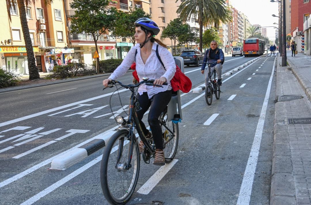 Ciclistas en el carril bici 