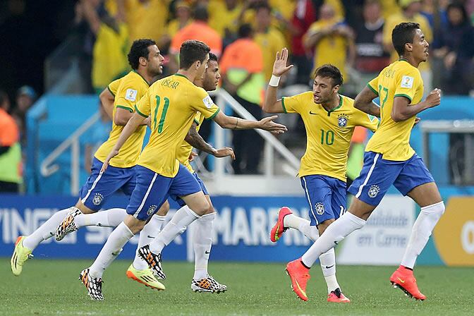 Neymar celebra su segundo gol con sus compañeros