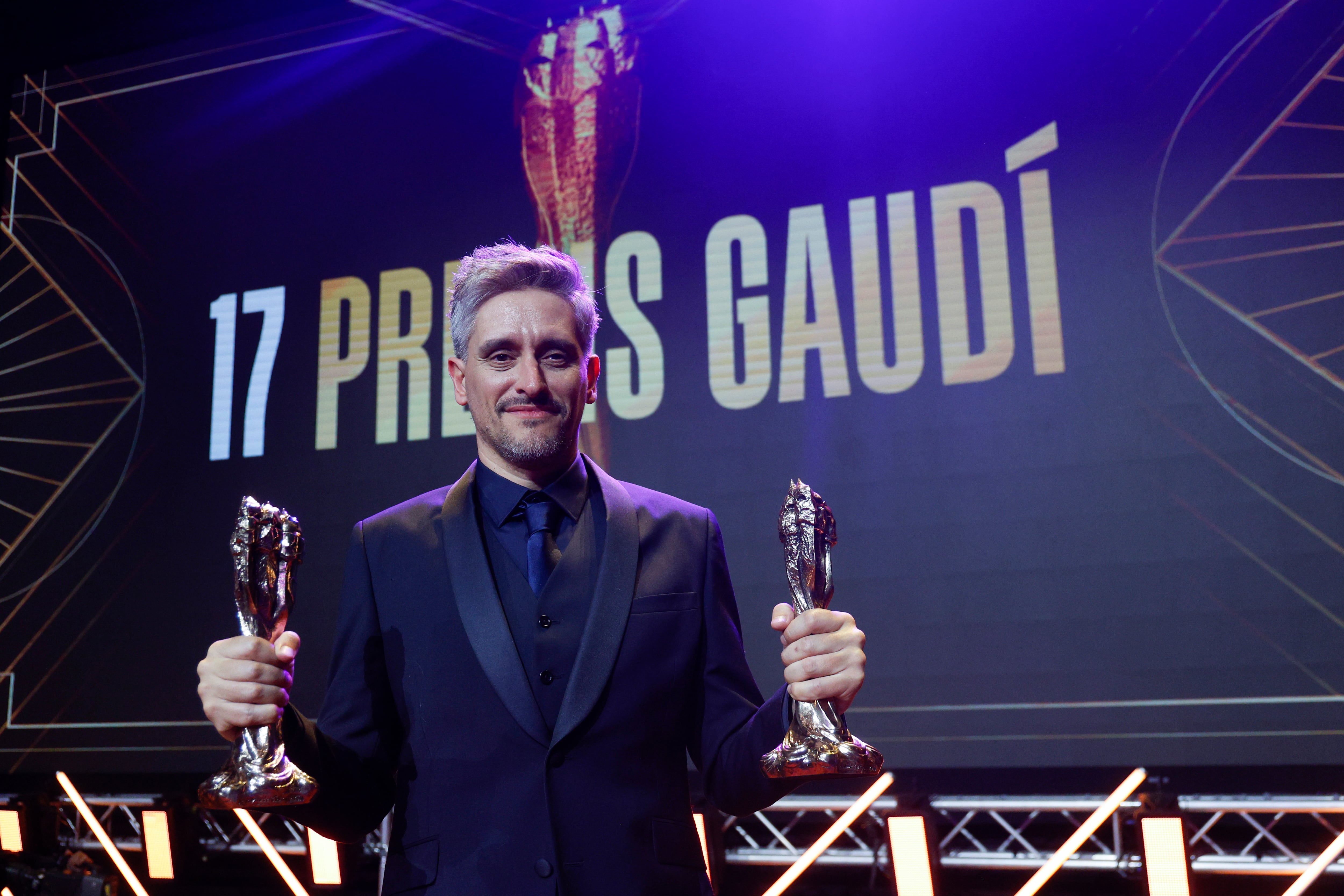 BARCELONA, 18/01/2025.- El director Marcel Barrena posa con los premios a ´Mejor película´ y ´Premio especial del público´ por su cinta ´El 47´ durante la XVII edición de los Premios Gaudí de la Academia del Cine Catalán, que se han dado a conocer este sábado en Barcelona EFE / Quique García.