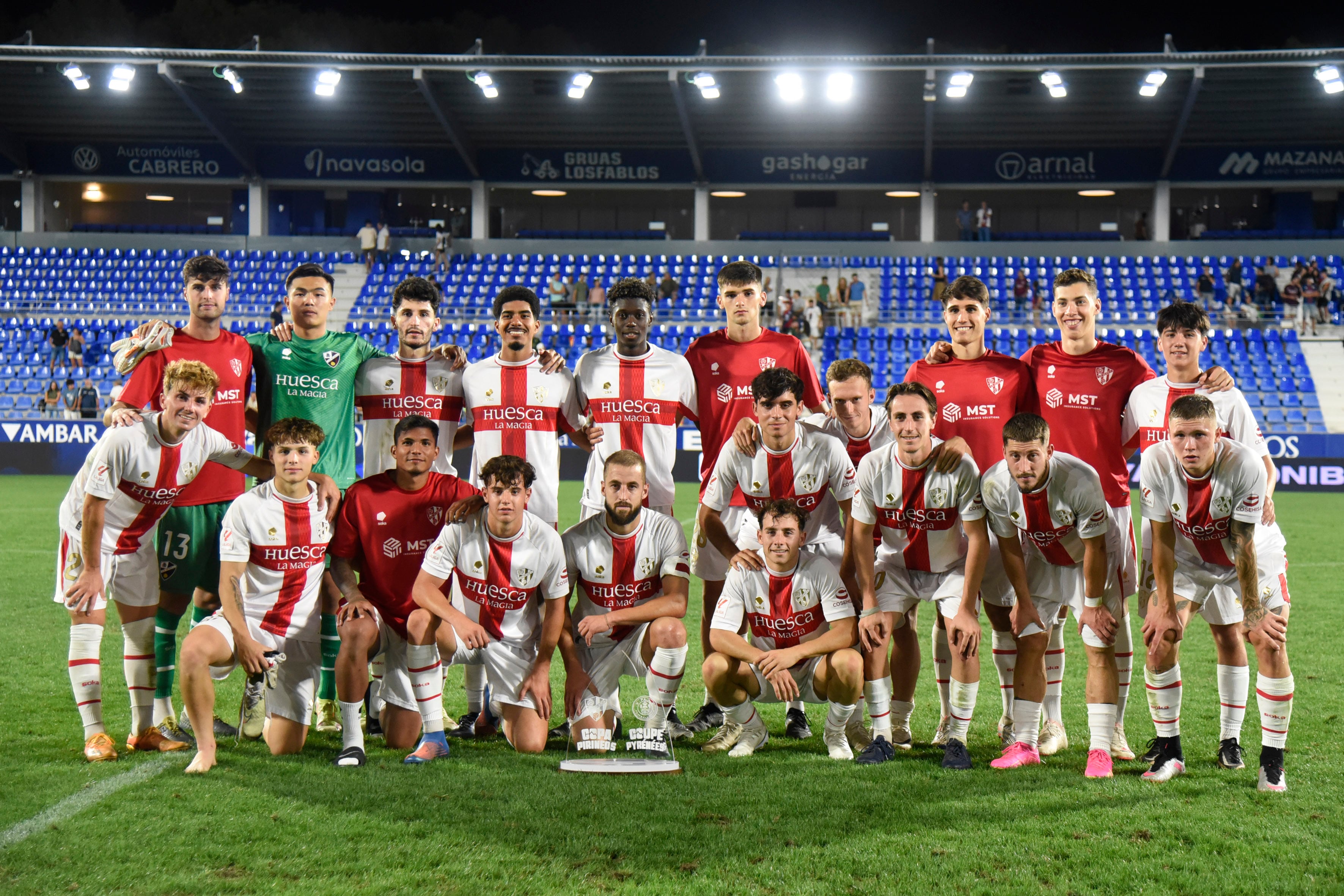 El Huesca con el trofeo de la I Copa Pirineos