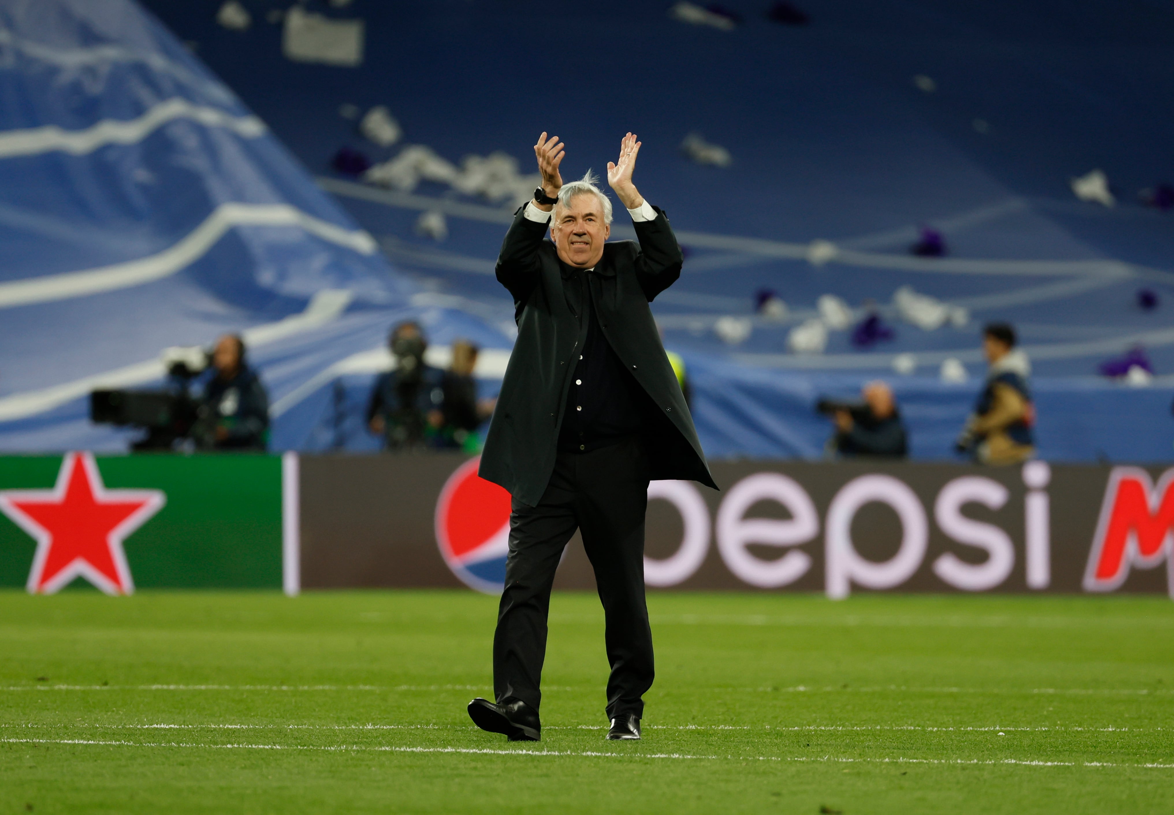 Ancelotti aplaude a la afición tras la victoria de su equipo ante el Manchester City, que les clasificó para la final de la Champions.