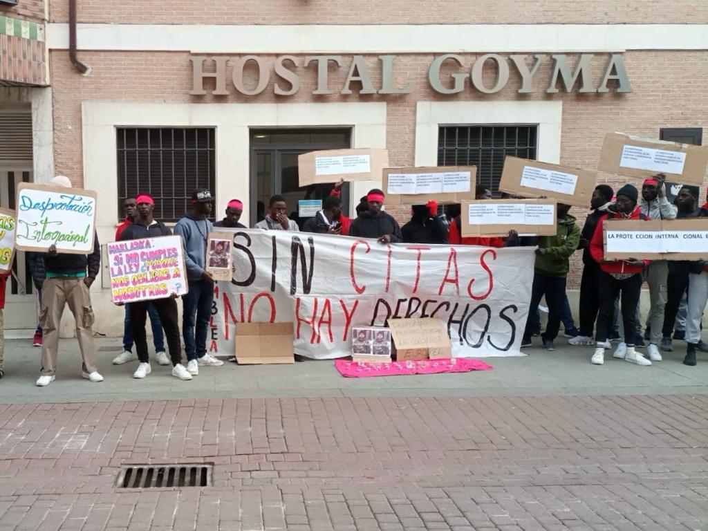 Migrantes en la protesta para conseguir asilo, frente al Hostal Goyma de San Fernando de Henares.