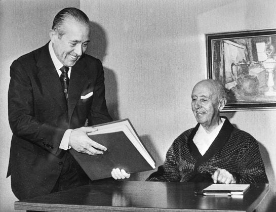 Carlos Arias Navarro visita al general Franco durante su convalecencia en el hospital de La Paz en Madrid en 1975.