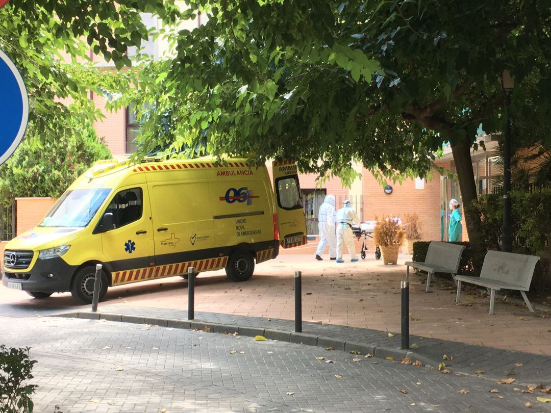 Una ambulancia en la entrada de la residencia Caser