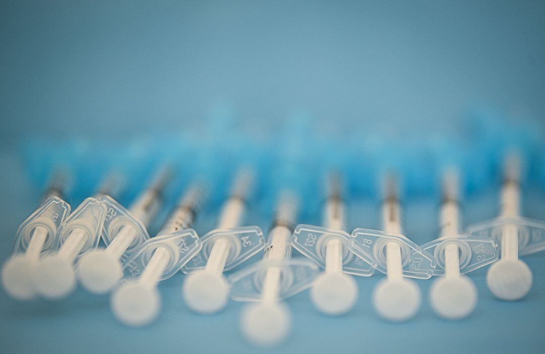 Varias jeringuillas preparadas administrar la vacuna contra la Covid-19 en un dispositivo en el Hospital de campaña de La Fe, en Valencia, Comunidad Valenciana (España), a 15 de marzo de 2021.