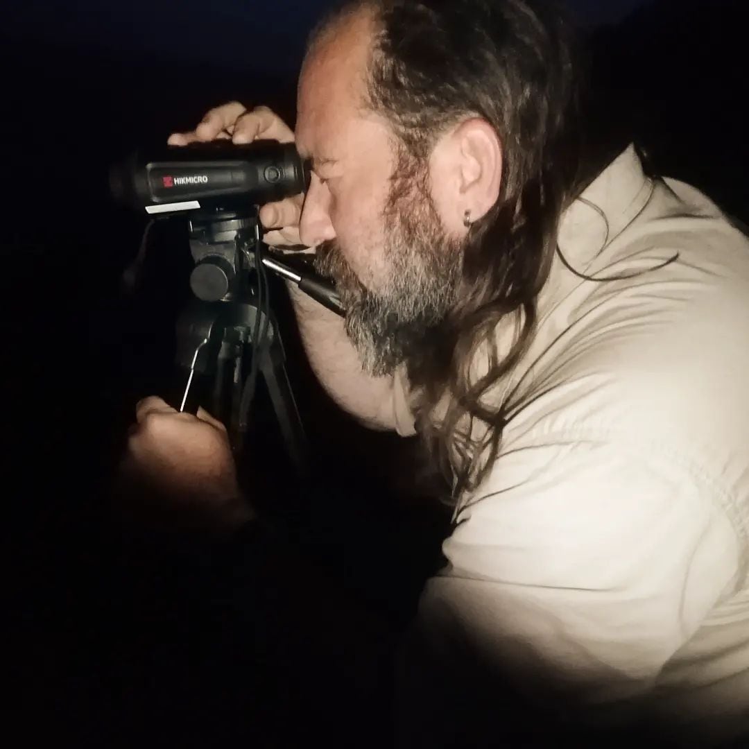 Maykol García, filmando la naturaleza en plena noche