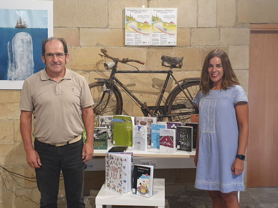 Kote Guevara de la asociación Balazta y María Serrano, delegada de Relaciones con la Ciudadanía, en la presentación de actividades de la Semana de la Movilidad. 