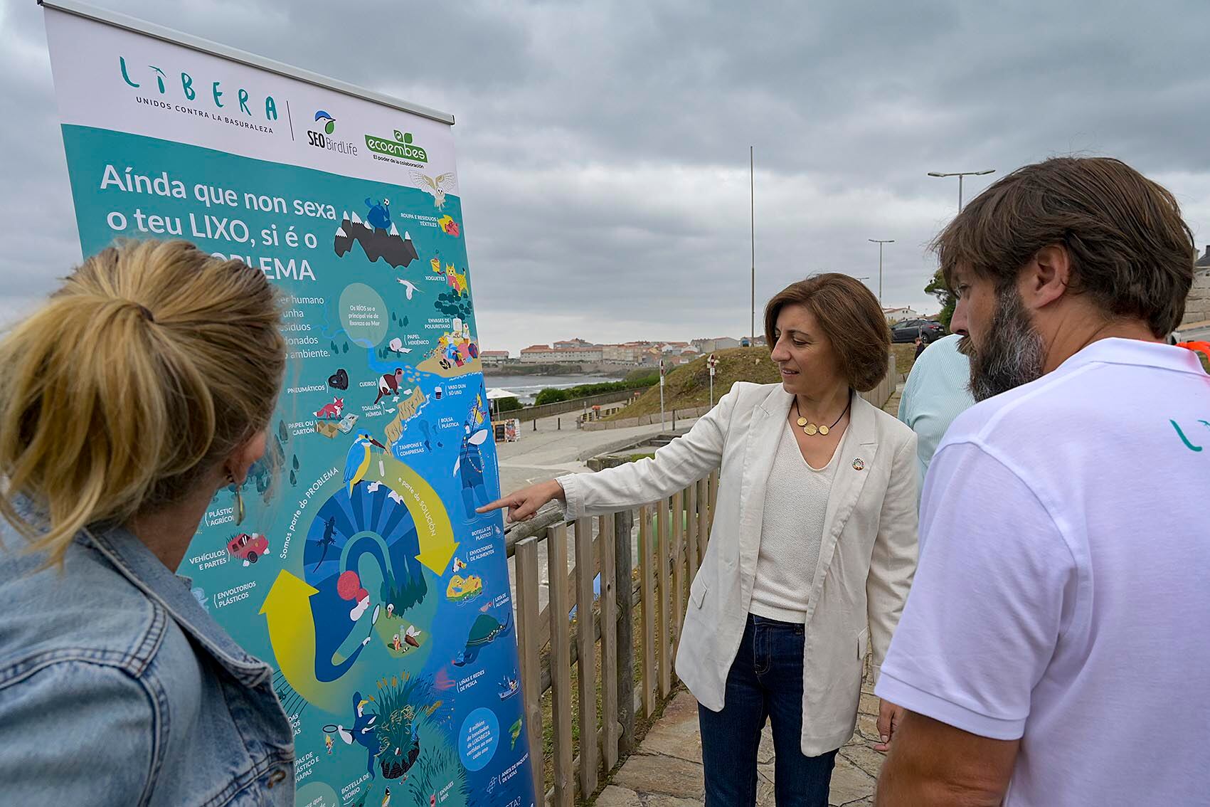 A  conselleira de Medio Ambiente, Territorio e Vivenda, Ángeles Vázquez, acompañada do alcalde, José Manuel López, visita a praia de Caión con motivo da próxima celebración do San Xoán.