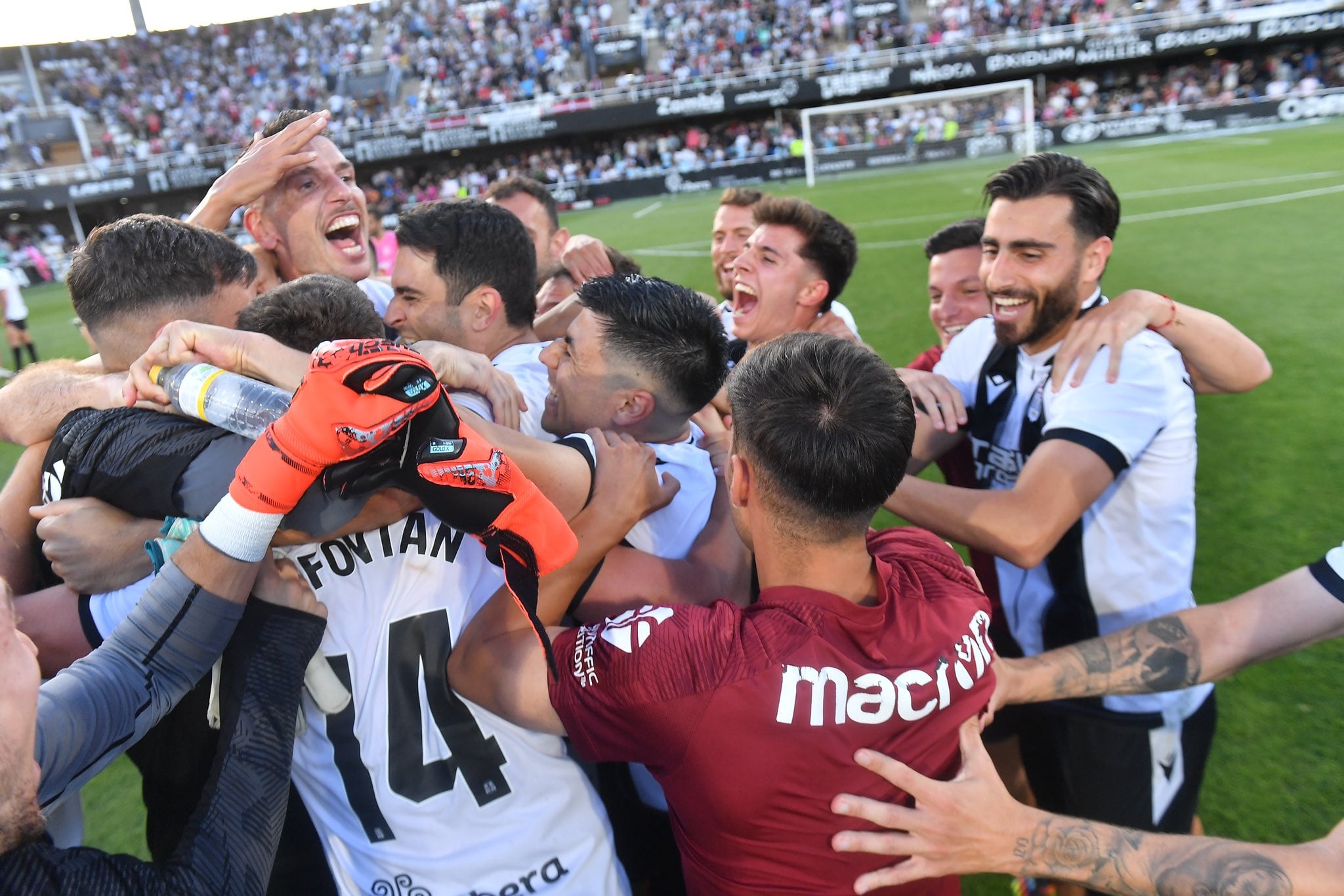 La plantilla del FC Cartagena celebra la salvación