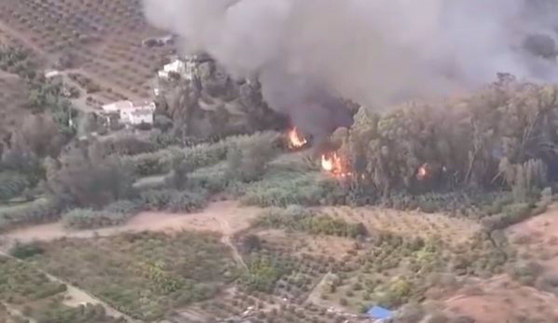 Imagen del incendio declarado en Guaro visto desde uno de los helicópteros