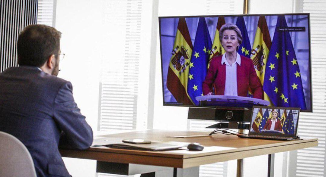 El vicepresidente de la Generalitat en funciones de presidente, Pere Aragonès, escucha el discurso de Ursula von der Leyen.