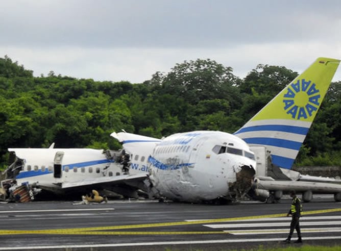 Un avión de la aerolínea Aires sufre un accidente durante el aterrizaje, que pudo ser provocado por un rayo, causando la muerte de una persona e hiriendo a más de un centenar de pasajeros