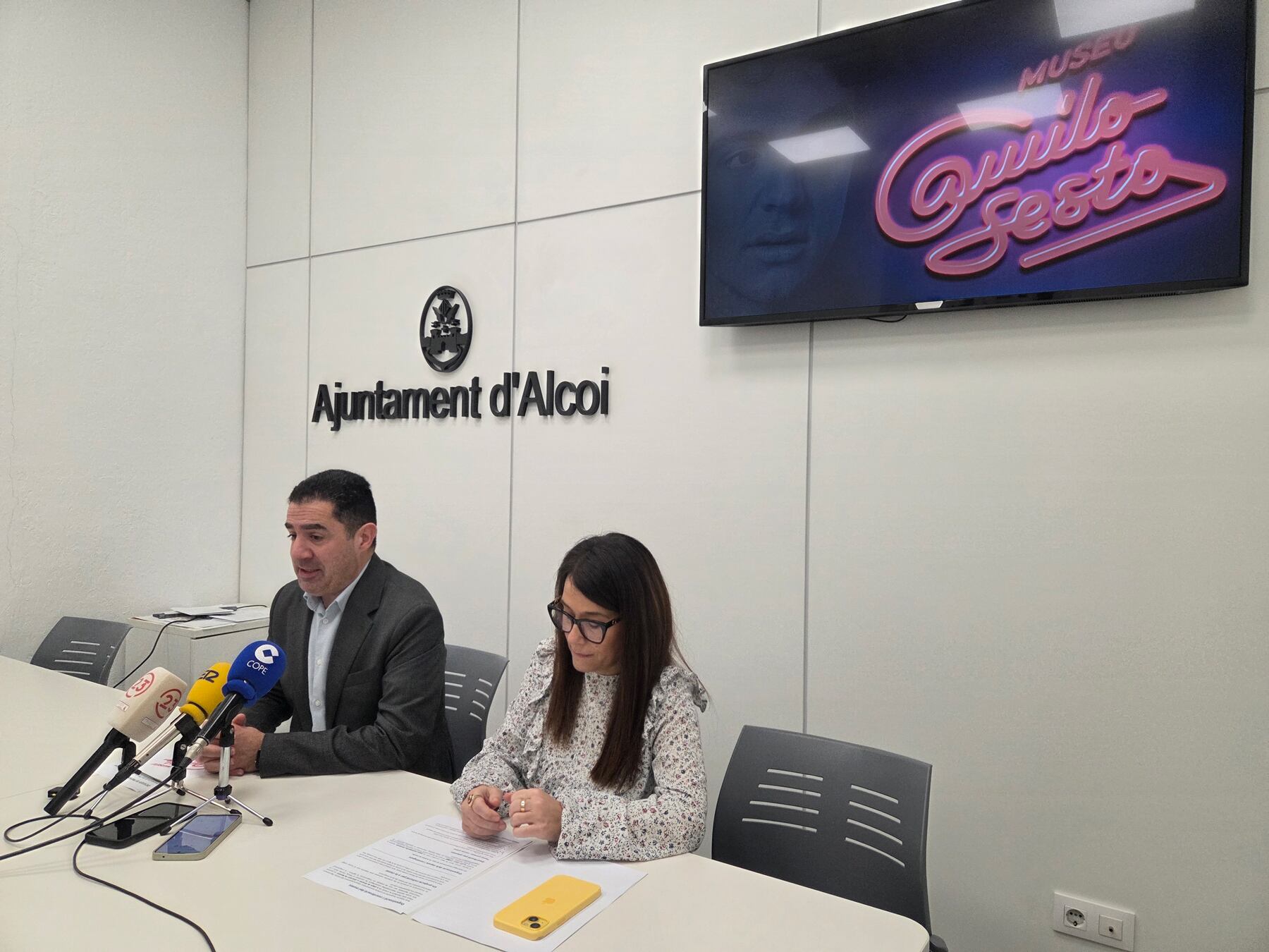 Toni Francés y Lorena Zamorano durante su rueda de prensa ante los medios