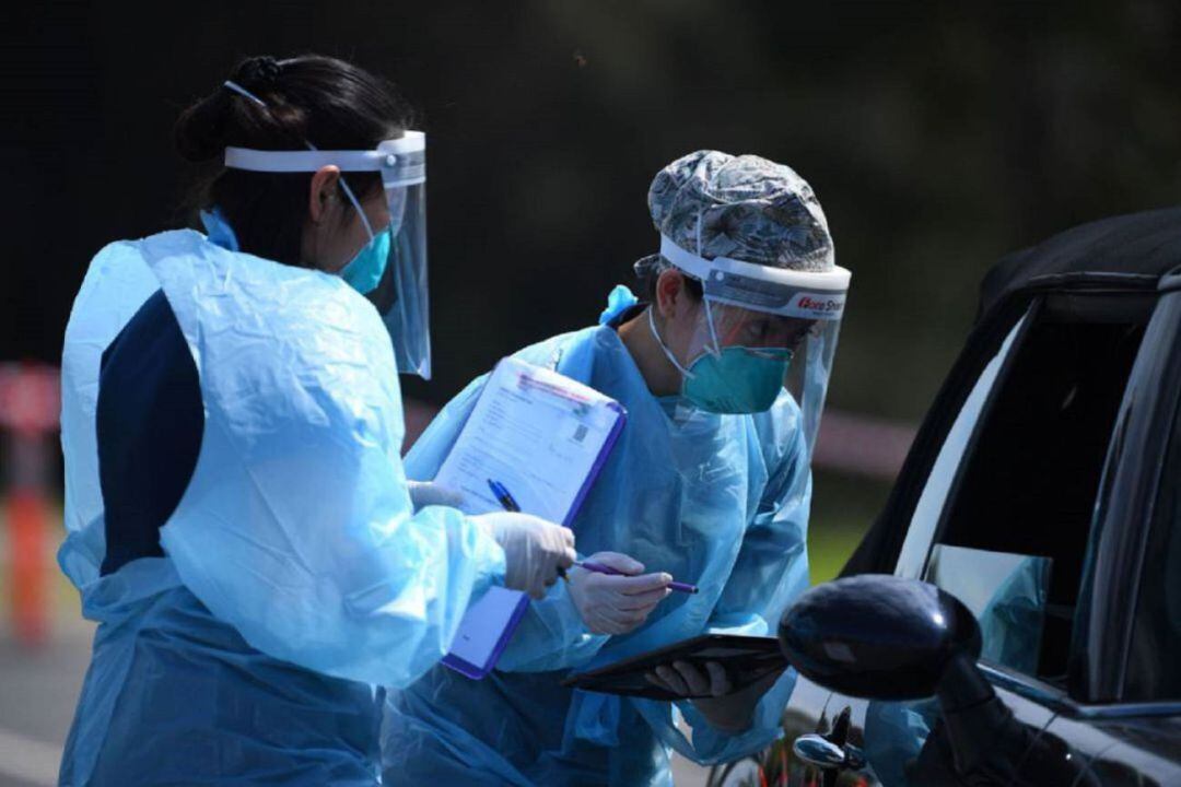 Sanitarios realizando pruebas para la detección del coronavirus