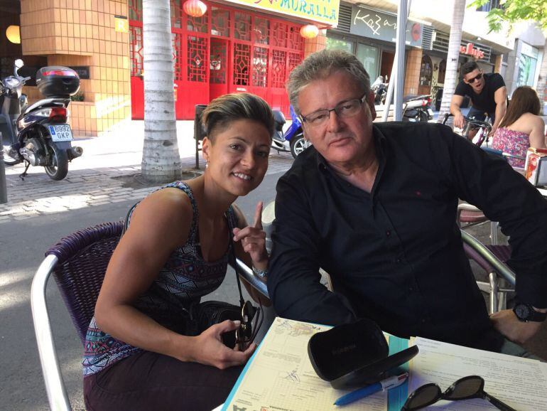 La jugadora tinerfeña tras firmar su renovación junto a Sergio Batista