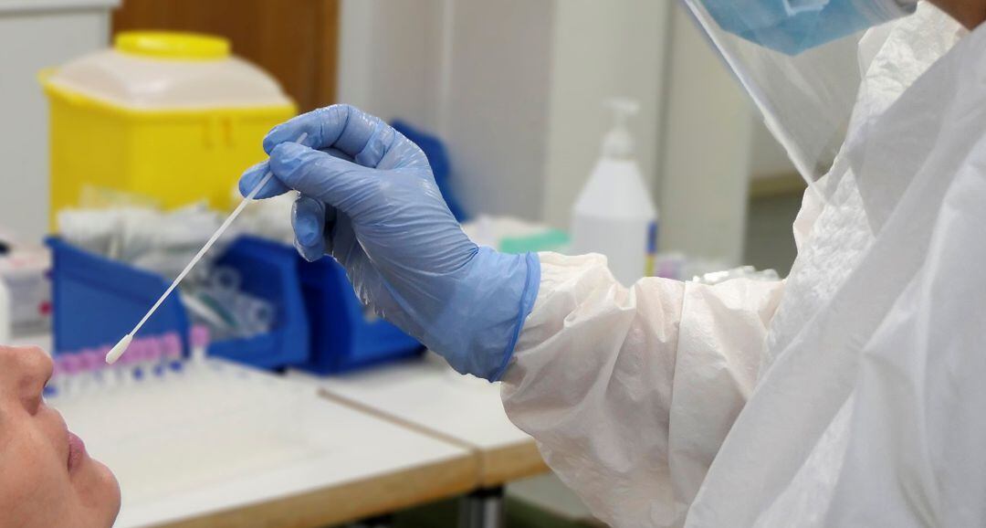 Un sanitario realiza un teste de coronavirus.