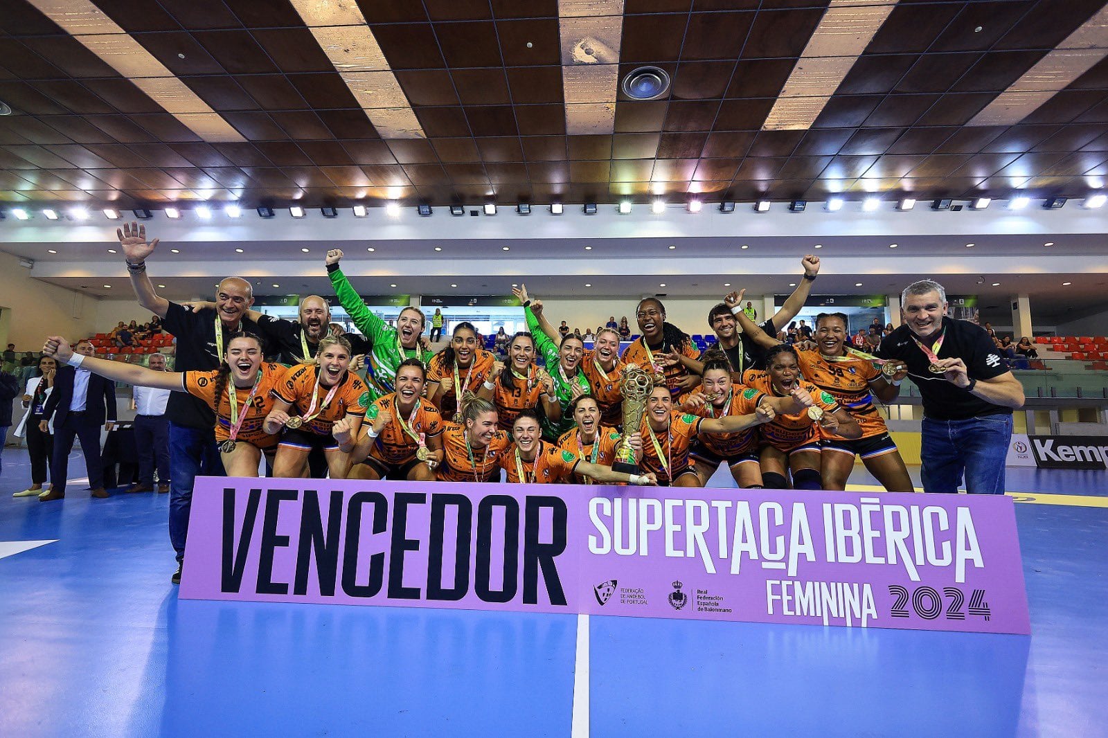 Las jugadoras del Bera Bera celebran en Portugal su título de Supercampeonas.