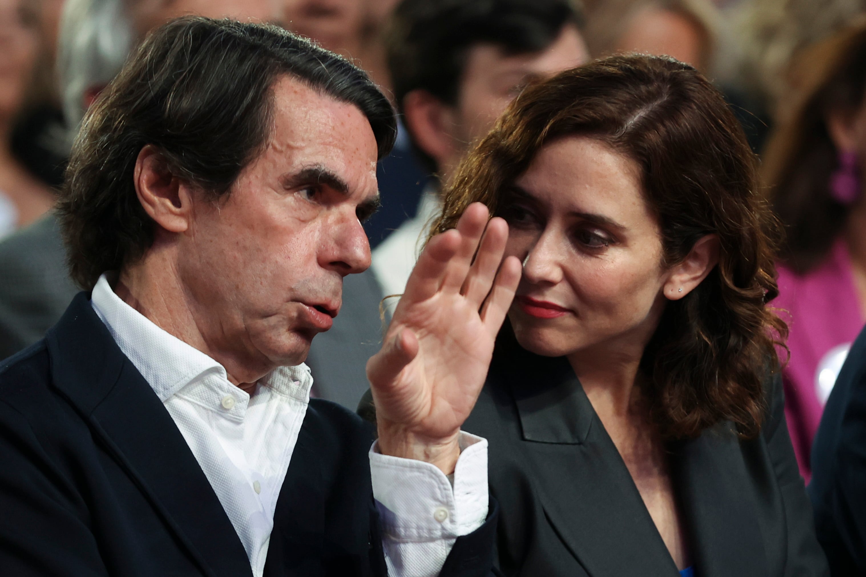 La presidenta de la Comunidad y candidata del PP a la reelección, Isabel Díaz Ayuso junto con el expresidente del Gobierno José María Aznar