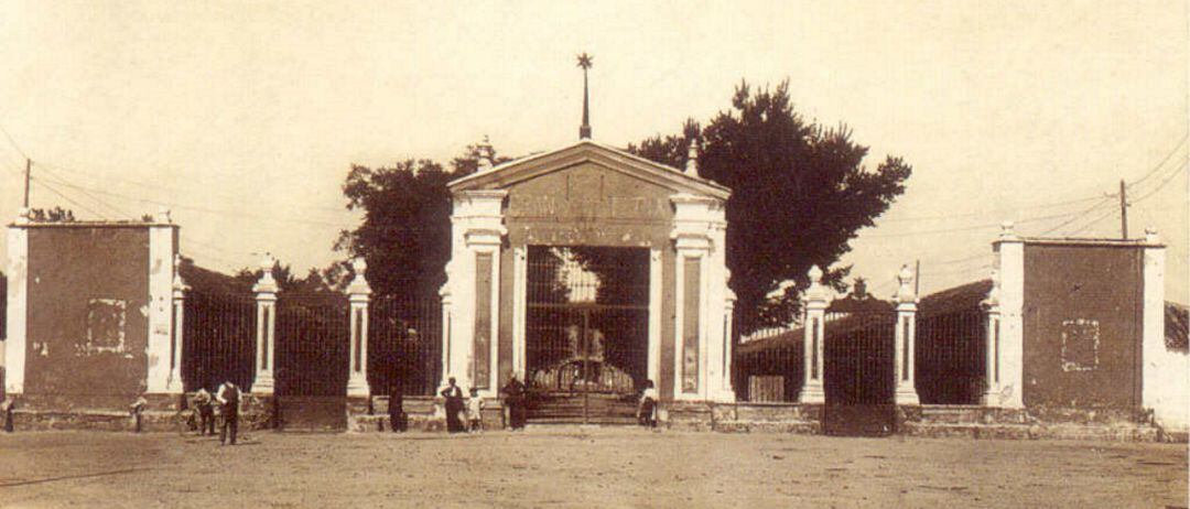 Fachada de las antiguas puertas de hierro del Recinto Ferial