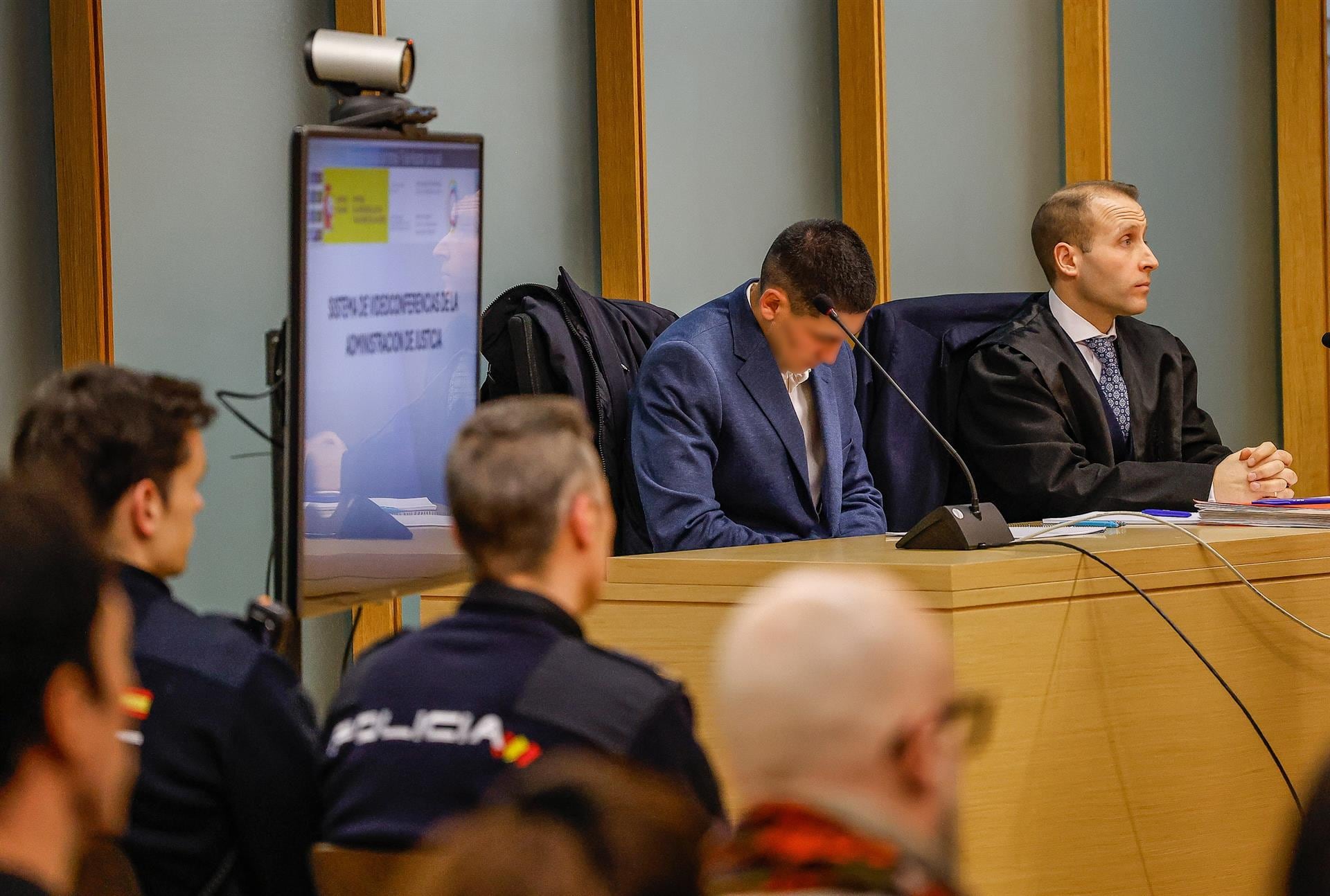 El acusado junto a su abogado durante un juicio en la Audiencia de Burgos