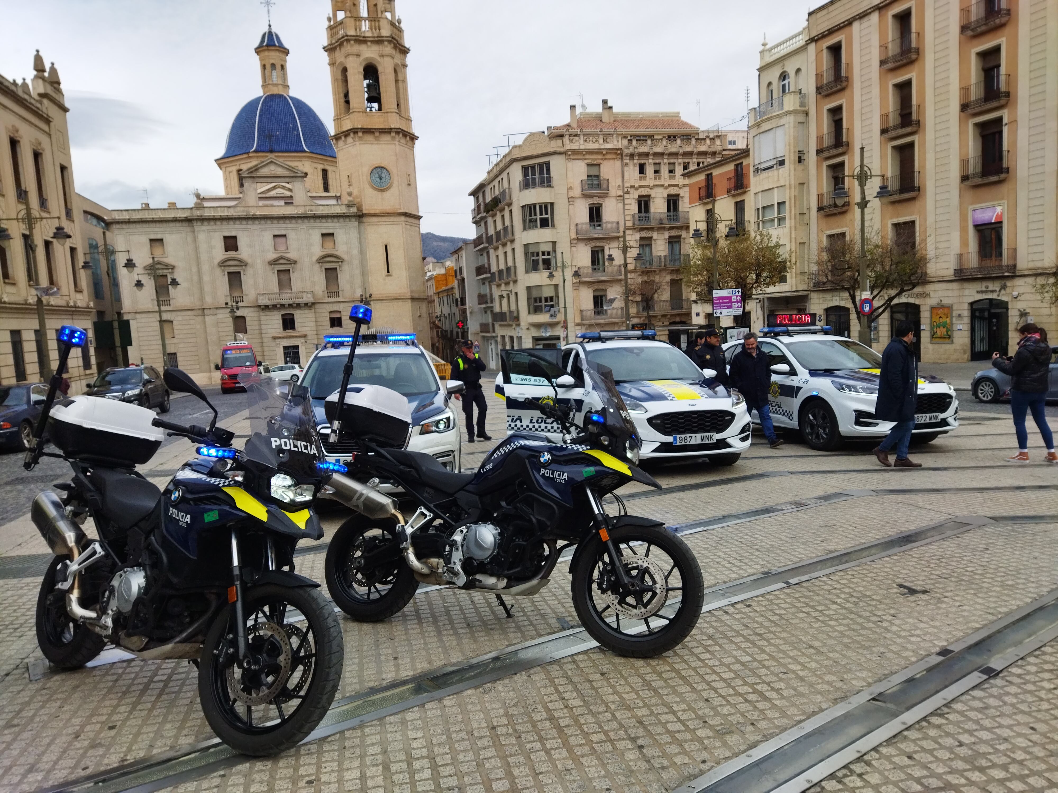 La Bandeja de la plaza de España ha acogido la presentación de las dos motocicletas y los tres vehículos que se incorporan al parque móvil de la Policía Local de Alcoy.