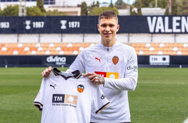 Diego Aznar posa con la camiseta del Valencia