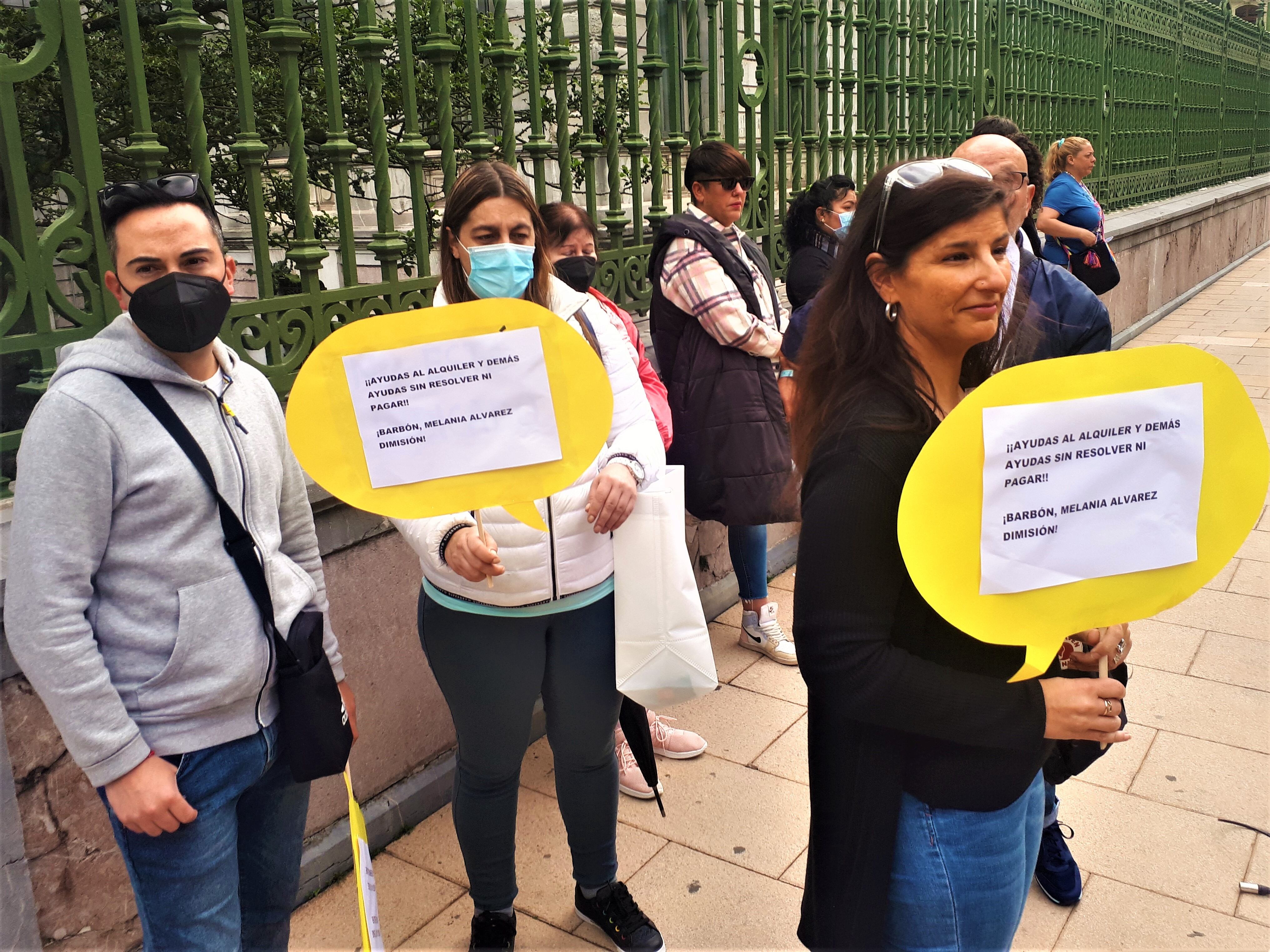 Un grupo de manifestantes ante la Presidencia del Principado, en Oviedo