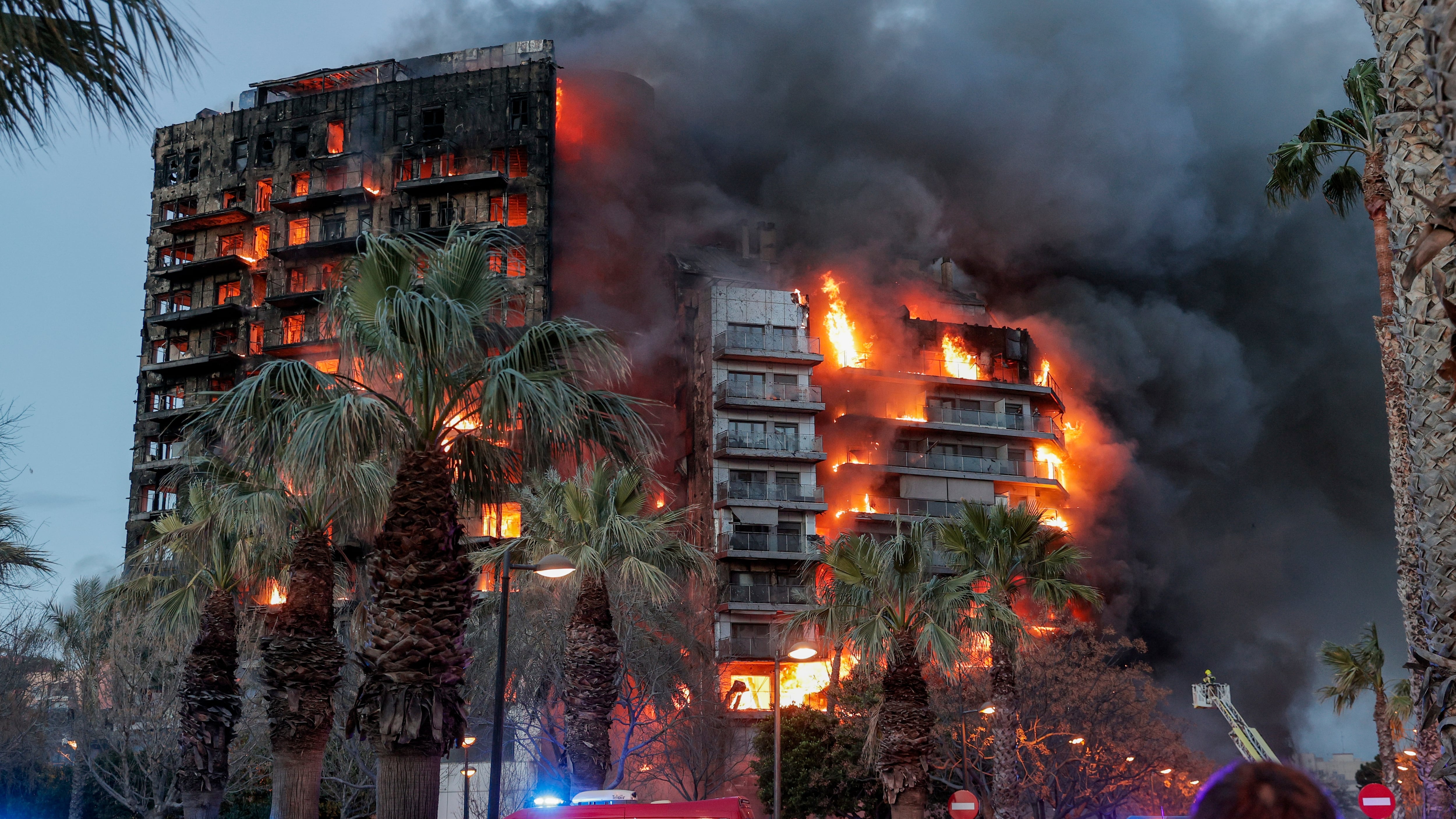 GRAFCVA8509. VALENCIA, 22/02/2024.- Vista general del incendio declarado sobre las cinco y media de esta tarde en un quinto piso de un edificio de viviendas de València que ha afectado totalmente al inmueble y se ha propagado a otro anexo, y los bomberos intentan aún rescatar a vecinos desde los balcones. EFE/Manuel Bruque
