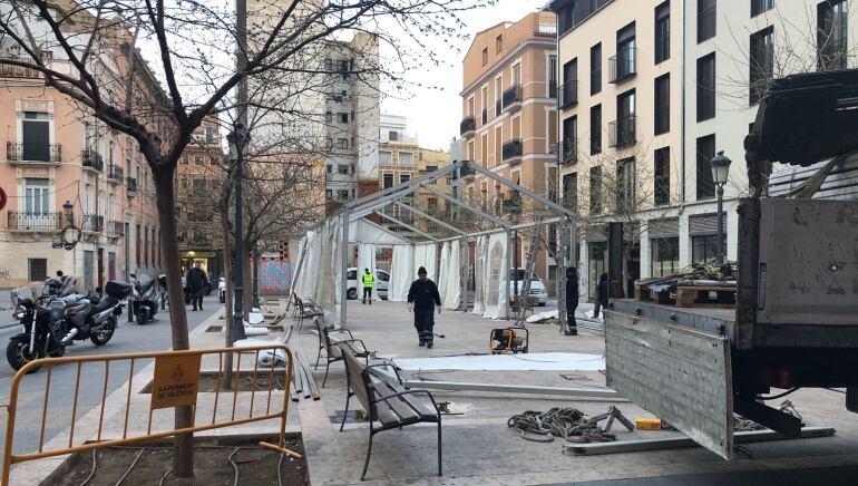 Montaje de una carpa en la ciudad de Valencia