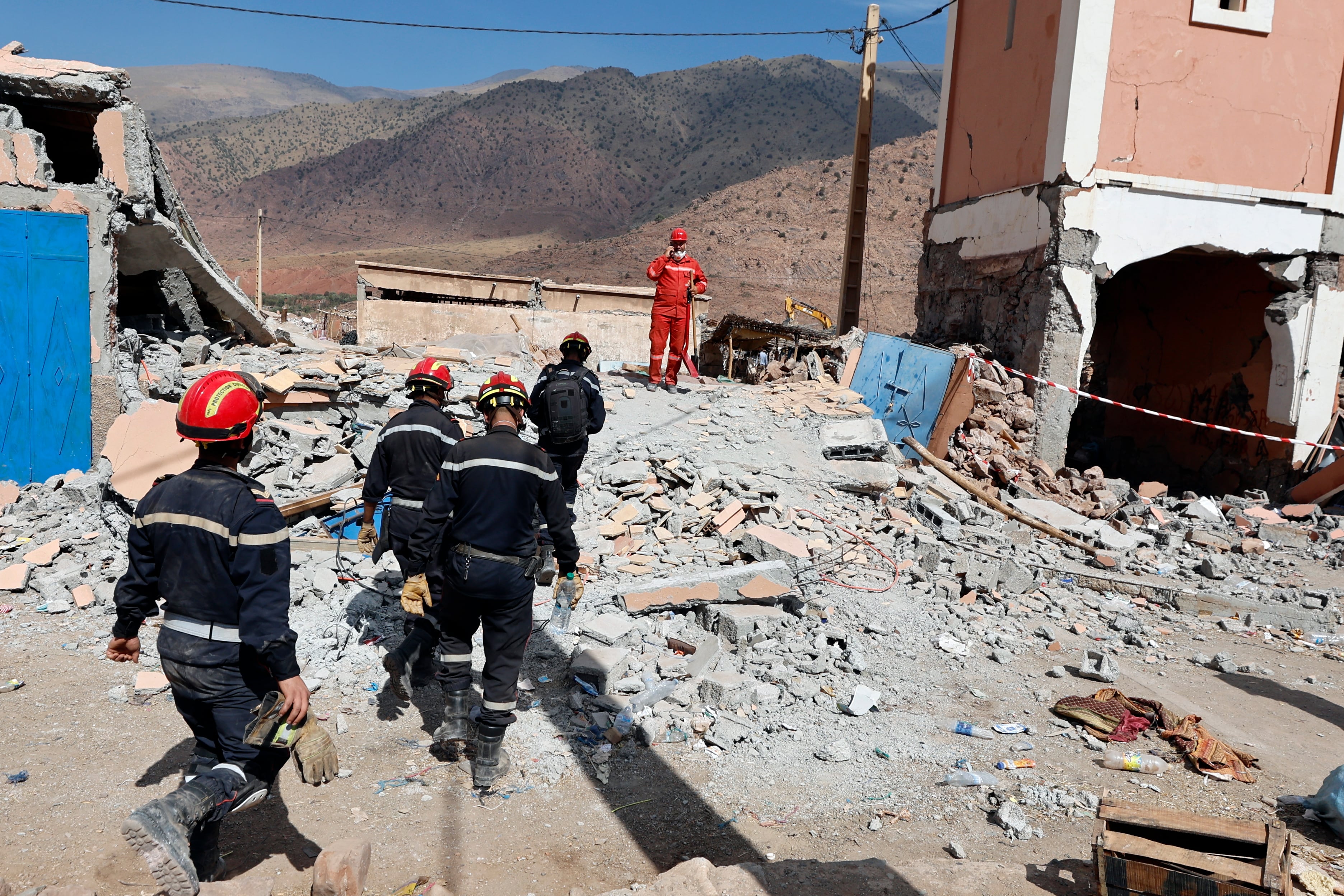 Talat N&#039;yaquoub (Morocco), 11/09/2023.- Rescue workers in action among the rubble of collapsed buildings in the village of Talat N&#039;Yaaqoub, south of Marrakesh, Morocco, 12 September 2023. The magnitude 6.8 earthquake that struck central Morocco late 08 September has killed more than 2,800 people, damaging buildings from villages and towns in an area stretching from the Atlas Mountains to Marrakesh, according to the country&#039;s Interior Ministry. Morocco&#039;s King Mohammed VI on 09 September declared a three-day national mourning for the victims of the earthquake. (Terremoto/sismo, Marruecos) EFE/EPA/MOHAMED MESSARA
