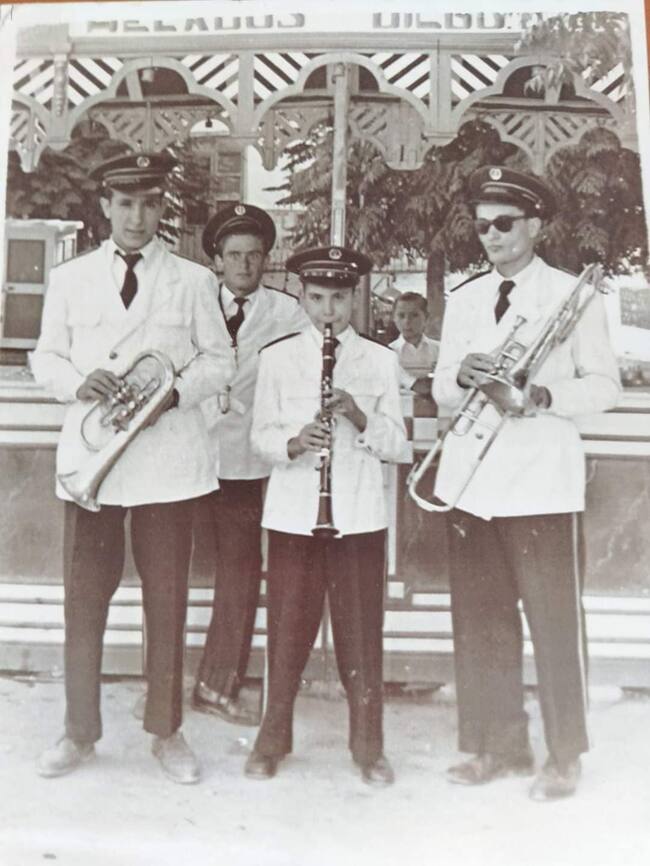 Una de las fotos publicadas en el grupo, con músicos de Jódar en los años 60