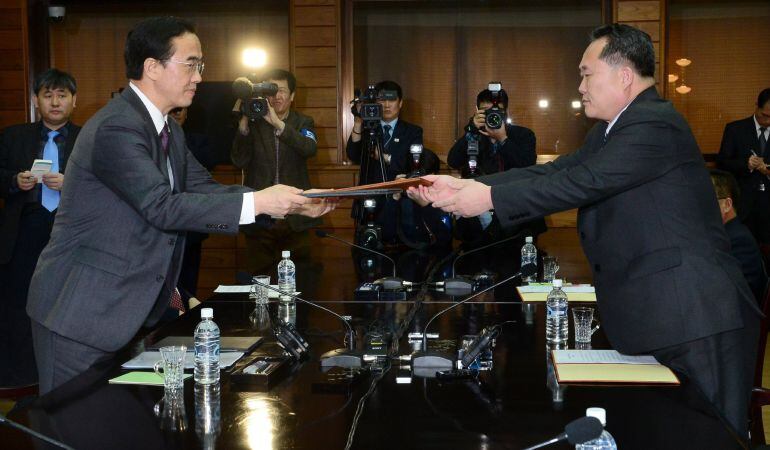 El ministro de Unificación surcoreano, Cho Myoung-gyon (izq), y el jefe de la Agencia Norcoreana para Asuntos con el Sur, Ri Son-gwon, se intercambian una declaración conjunta al finalizar una reunión de alto nivel en la localidad fronteriza de Panmunjom,